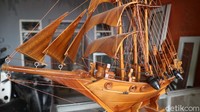 Harga miniatur kapal Pinisi yang dijual dipatok mulai dari Rp 300 ribu sampai dengan Rp 6,5 juta per kapalnya.
