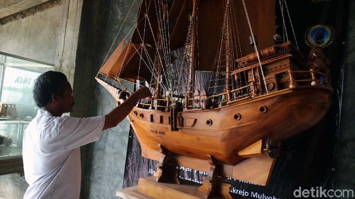 Curhat Perajin Miniatur Kapal: Ekspor Sedang Loyo Perajin miniatur kapal Pinisi di Kabupaten Jepara, Jawa Tengah tetap bertahan di tengah pandemi COVID-19. Perajin mengaku kesulitan ekspor ke luar negeri karena kondisi pandemi.