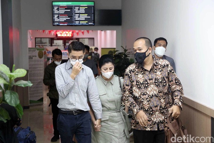 Desiree Tarigan Desiree Tarigan dan Prianka Reguna Bukit saat hadiri sidang cerai Bams di PN Jaksel.