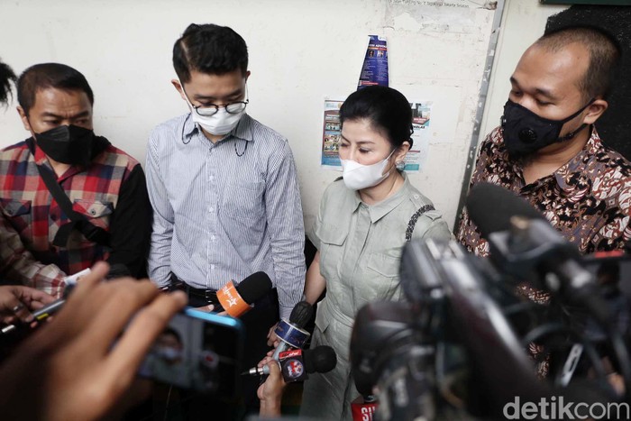 Desiree Tarigan Desiree Tarigan dan Prianka Reguna Bukit saat hadiri sidang cerai Bams di PN Jaksel.