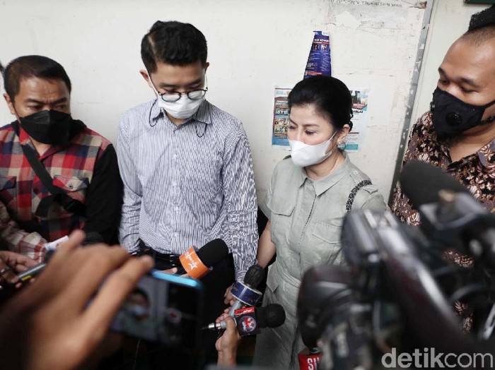 Desiree Tarigan dan Prianka Reguna Bukit saat hadiri sidang cerai Bams di PN Jaksel.