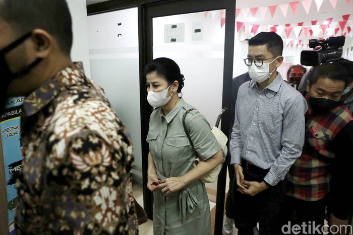 Desiree Tarigan Desiree Tarigan dan Prianka Reguna Bukit saat hadiri sidang cerai Bams di PN Jaksel.