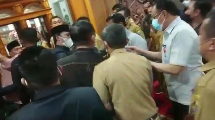 Dua anggota DPRD Provinsi Jambi terlibat adu mulut usai rapat Paripurna dalam membahas KUPA PPAS APBD-Perubahan 2021 di gedung DPRD Jambi. Begini kejadiannya. (dok Istimewa)