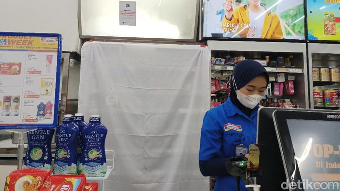 Estalase rokok di sejumah minimarket di Jakarta ditutup kain hingga kertas