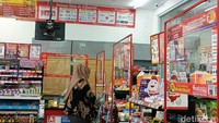 Salah satu pegawai minimarket di Jakarta Barat mengatakan para pengunjung masih dapat membeli rokok di minimarket. Pembeli bisa langsung menyebutkan merek rokok apa yang mau dibeli. (Foto: Karin Nur Secha/detikcom)