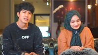 Tami yang masih duduk di bangku SMA kala itu kerap mendukung apa pun yang dilakukan oleh Evan. Bahkan DM pertama yang dikirim Tami adalah saat Evan jalan bersama pacar ke mal dan nonton ke bioskop. Dia mengirimkan emoji love. Foto: YouTube Ussy Sulistiawaty