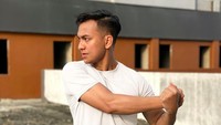 Fadhil Achyari punya badan tegap seperti Kim Seon Ho. Foto: Instagram Fadhil Achyari