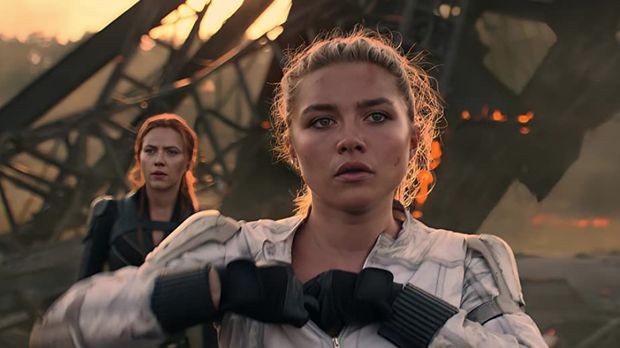 Aksi Florence Pugh sebagai Yelena Belova di film Black Widow