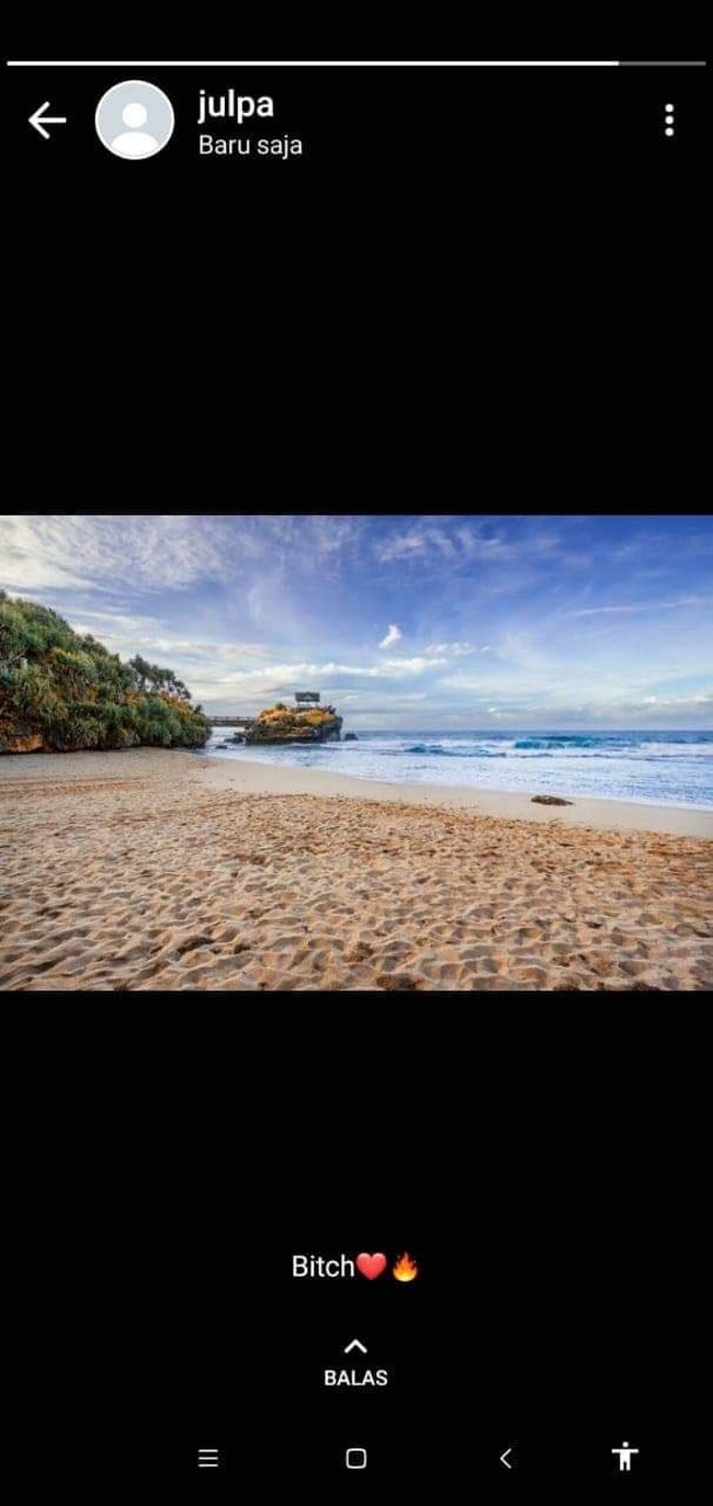 Kesalahan penulisan seperti ini memang seringkali terjadi. Padahal artinya jauh berbeda loh.. Makanya sebelum diunggah ke medsos mending diperiksa lagi deh tulisannya. Foto: Twitter/@txtdrstorywa