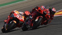 Marquez berulang kali melancarkan serangan pada Bagnaia untuk bisa merebut posisi terdepan. Namun semuanya berakhir dengan kegagalan (AP/Jose Breton)