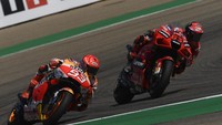 Serangan bertubi-tubi Marquez berhasil dijinakkan oleh Bagnaia. (AP/Jose Breton)