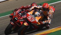 Marquez setidaknya enam kali berhasil menyalip Bagnaia di tikungan. Tapi itu tak bertahan lama karena si rider Ducati segera langsung bisa merebut kembali posisi terdepan (AP/Jose Breton)