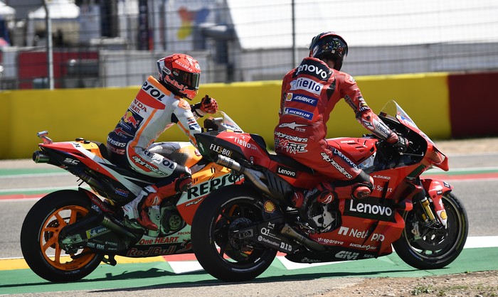 Francesco Bagnaia dan Marc Marquez Marc Marquez of Spain, left, on his Honda gives a thumbs up to the winner of the race Francesco Bagnaia of Italy on his Ducati at the end of the Alcaniz Aragon Moto GP race at the MotorLand Aragon circuit, in Alcaniz, Spain Sunday, Sept. 12, 2021. (AP Photo/Jose Breton)