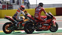 Duel panas Bagnaia dan Marquez berakhir saat keduanya melewati garis finis. Usai cheque flag dikibarkan mereka saling memberikan selamat (AP/Jose Breton)