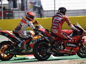 Bagnaia Bingung Kenapa Marquez Terus Menyerangnya