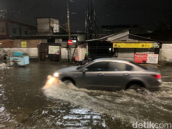 Hujan deras mengguyur Kota Surabaya sejak sekitar pukul 17.00 WIB. Sehingga menyebabkan sejumlah wilayah tergenang air.