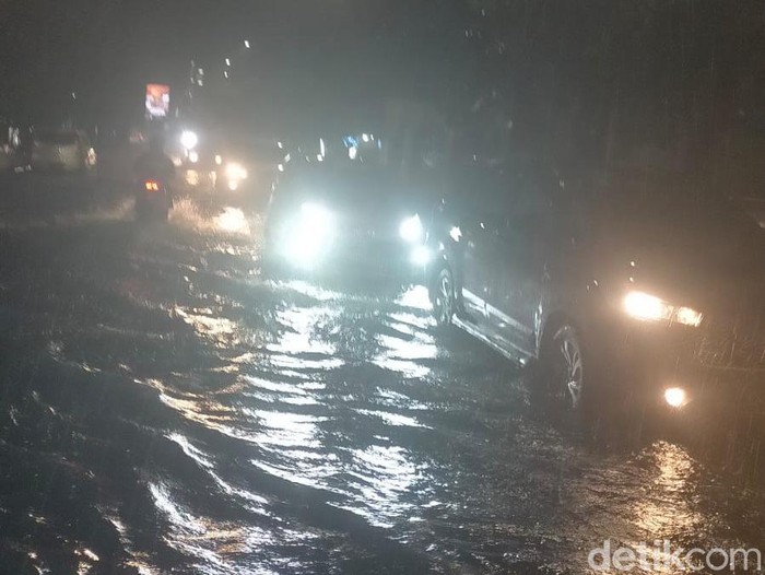 Hujan deras mengguyur Kota Surabaya. Sejumlah jalan di Kota Pahlawan tergenang seperti Jalan Ciliwung, Opak, Setail, Kutai, hingga kawasan Pasar Wonokromo.