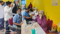 Total sebanyak 817 pramudi JakLingko di Koperasi Wahana Kalpika (KWK) Jakarta Utara, menerima vaksinasi massal hari ini, Selasa(14/9), bertempat di Saung H Ramli, Jalan Akses Marunda, RT 02/06 No. 35A, Kelurahan Semper Timur, Cilincing, Jakarta Utara.