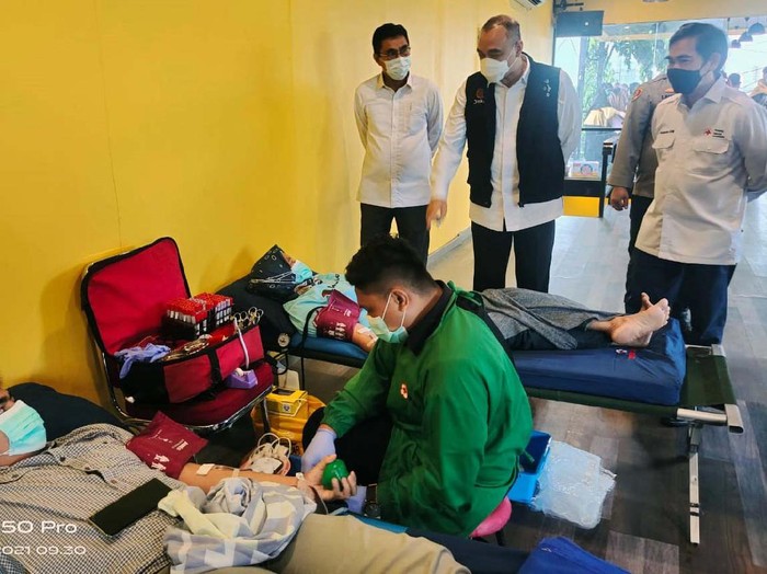 Golkar Gelar Vaksinasi COVID-19 untuk Sopir KWK DPD I Partai Golkar DKI Jakarta gelar kegiatan vaksinasi massal COVID-19. Kali ini vaksin diberikan untuk sopir Koperasi Wahana Kalpika (KWK) di Jakarta Utara.