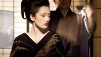 Memoir of Geisha (2005) menjadi film fenomenal di karier Gong Li, di mana ia berperan sebagai Hastumomo, seorang geisha yang cantik namun kejam. Dok. Ist