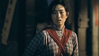 To Live (1994) membuat Gong Li meraup sejumlah penghargaan usai memerankan Jiazhen, istri yang kuat dan penyabar yang berani mengambil pilihan sulit dalam menghadapi suaminya yang doyan judi. Dok. Ist