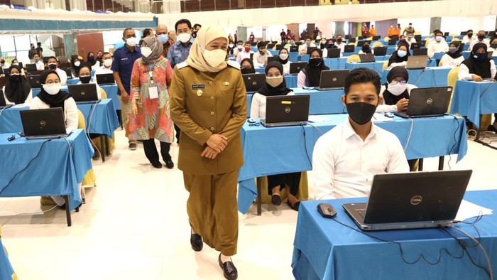 gubernur khofifah meninjau SKD CPNS