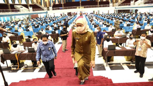 gubernur khofifah meninjau SKD CPNS