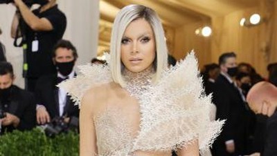 Hailee Steinfeld, Bintang Hawkeye Tampil Dewasa di Met Gala 2021