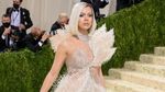 Hailee Steinfeld, Bintang Hawkeye Tampil Dewasa di Met Gala 2021