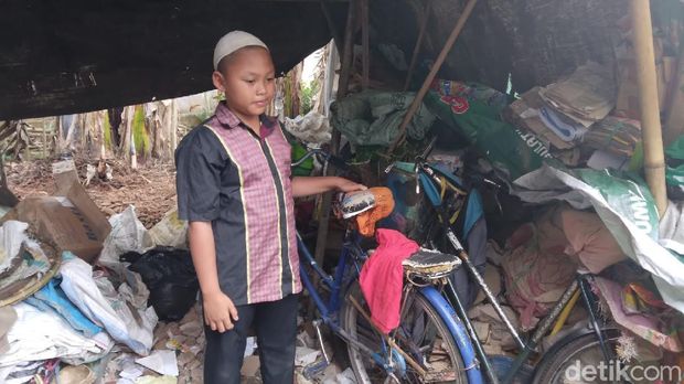 ibu di malang kayuh sepeda antar anaknya ikut kejuaraan karate