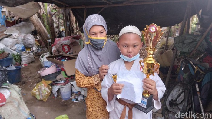 ibu di malang kayuh sepeda antar anaknya ikut kejuaraan karate