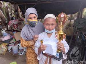Pengorbanan Tak Sia-sia Ibu Kayuh Sepeda 27 Km Demi Anak Juara Karate