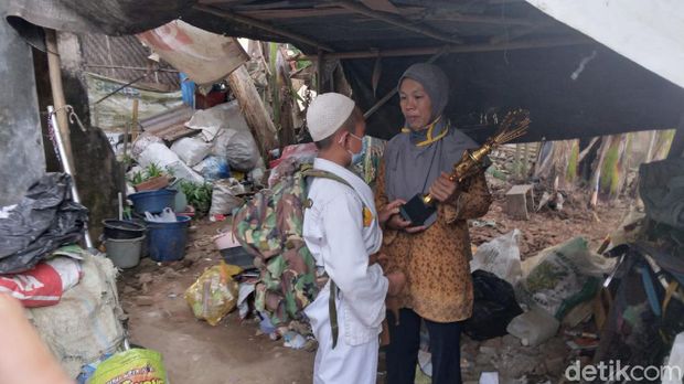 ibu di malang kayuh sepeda antar anaknya ikut kejuaraan karate
