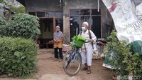 Sebelumya, cerita Sulastri menemani anaknya, Aditya Syaiful Anam (12) yang hendak mengikuti kejuaraan karate yang digelar Lembaga Karate-do Indonesia (Lemkari) se-Malang Raya di Lapangan Brawijaya Rampal, Kota Malang pada Minggu (12/9) lalu viral di media sosial dan aplikasi percakapan.