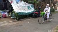 Selepas bertanding, Sulastri dan Aditya tak langsung pulang. Masih dengan sepedanya masing-masing, Aditya mengajak ibunya berkeliling Kota Malang. Pelajar kelas 6 SD Negeri Jenggolo 2 ini ingin melihat beberapa bangunan dan lokasi yang ada di Kabupaten dan Kota Malang. Piala yang didapat diletakkan di keranjang di depan sepeda.