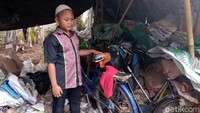 Aditya sendiri menjadi yatim sejak dalam kandungan. Selepas belajar di sekolah, Aditya tidak bermain seperti teman-temannya yang lain. Ia membantu ibunya yang sehari-hari menjadi pemulung.