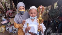 Sulastri bersama anaknya Aditya saat ditemui di rumahnya di Jalan Sentono Desa Jenggolo, Kepanjen, Kabupaten Malang, Selasa (14/9).