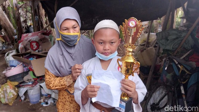 Ini Ibu yang Kayu Sepeda 27 Km demi Antar Anak Ikut Kejuaraan Karate Sulastri (37) warga Kabupaten Malang rela mengayuh sepeda sejauh 27 Km. Hal itu dilakukan guna mengantar anaknya mengikuti kejuaraan karate pada Minggu (12/9) lalu.