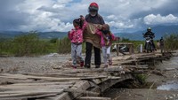 Jalan yang menghubungkan sejumlah kecamatan di Kabupaten Sigi itu terendam air sungai yang meluap sejak sepekan lalu dan hingga kini belum mendapat penanganan dari instansi terkait sehingga masyarakat setempat berinisiatif membuat jembatan darurat secara swadaya agar dapat dilintasi.