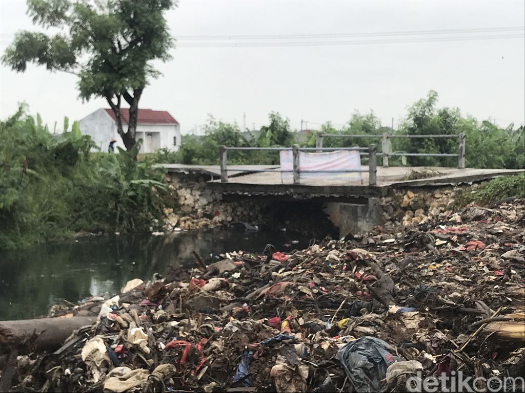 Jembatan di Kali Busa, Desa Satriamekar, Tambun Utara, Kabupaten Bekasi, 14 September 2021. (Faiz Iqbal Maulid/detikcom)