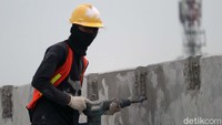 Sejumlah pekerja terlihat tengah melakukan finishing pembangunan jembatan.