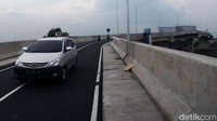 Jembatan itu kini telah dilalui kendaraan.
