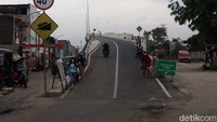 Seperti diketahui, jembatan ini kerap digunakan warga Dayeuhkolot Kabupaten Bandung menuju Batununggal Kota Bandung dan sebaliknya. Jembatan ini juga menjadi jalan alternatif lebih cepat dari Kabupaten Bandung menuju Kota Bandung dan sebaliknya.