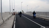 Jembatan yang ada di atas jalur Kereta Cepat Jakarta-Bandung ini dibangun baru, posisinya lebih tinggi dan bergeser sedikit dari posisi sebelumnya.