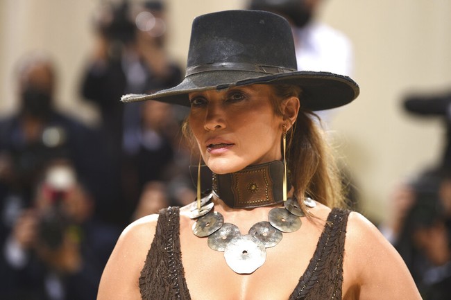 Jennifer Lopez menghadiri ajang Oscar-nya dunia fashion, Met Gala 2021 yang digelar di Metropolitan Museum of Art, New York, Senin (13/9/2021) malam. Foto: Charles Sykes/Invision/AP