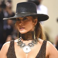 Jennifer Lopez menghadiri ajang Oscar-nya dunia fashion, Met Gala 2021 yang digelar di Metropolitan Museum of Art, New York, Senin (13/9/2021) malam. Foto: Charles Sykes/Invision/AP
