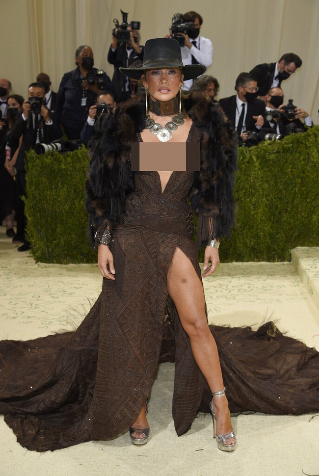 J.Lo mengunggah foto penampilannya ini di akun Instagramnya. Bintang film dan penyanyi itu menyebutkan bahwa bulu yang menghiasi penampilannya di Met Gala 2021 ini adalah bulu imitasi bukan dari hewan asli. Foto: Charles Sykes/Invision/AP