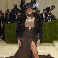 J.Lo mengunggah foto penampilannya ini di akun Instagramnya. Bintang film dan penyanyi itu menyebutkan bahwa bulu yang menghiasi penampilannya di Met Gala 2021 ini adalah bulu imitasi bukan dari hewan asli. Foto: Charles Sykes/Invision/AP