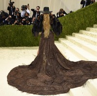 Kekasih Ben Affleck itu tampil bak koboi dengan topi warna hitam dan belt kulit yang melingkar di pinggangnya. Jennifer Lopez juga terlihat memakai choker besar yang semakin menguatkan penampilannya seperti koboi. Foto: Charles Sykes/Invision/AP