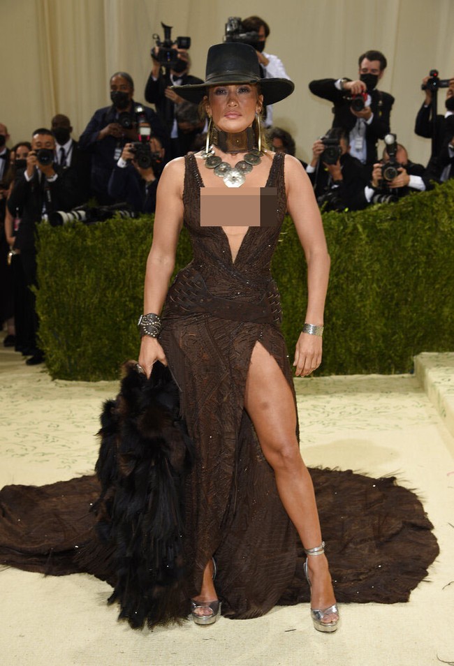 Jennifer Lopez mengenakan busana rancangan desainer Ralph Lauren. Dress tersebut memiliki potongan belahan dada rendah dan belahan paha tinggi atau high slit. Foto: Charles Sykes/Invision/AP